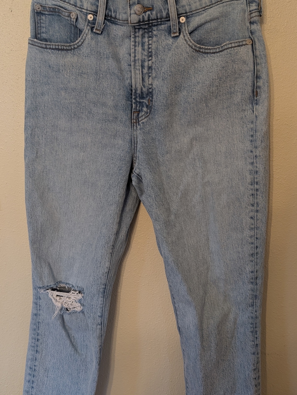 Madewell Light Blue Straight-Leg Cropped Jeans with Distressed Knee Size 29